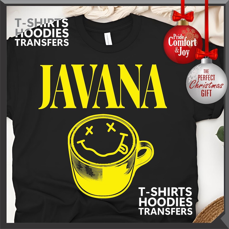 以下が含まれることがあります： 黄色い文字で「JAVANA」と書かれた黒いTシャツ。その下にスマイリーフェイスのデザインの黄色いコーヒーカップが描かれています。Tシャツには「T-SHIRTS HOODIES TRANSFERS」の文字も。また、「THE PERFECT CHRISTMAS GIFT」と書かれたクリスマスオーナメントも表示されています。