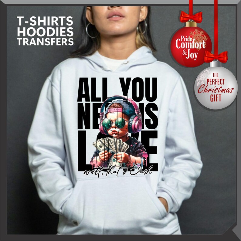 Puede incluir: Sudadera blanca con el texto "ALL YOU NEED IS LOVE" y una ilustraci&oacute;n de un ni&ntilde;o con auriculares y gafas de sol, sosteniendo dinero en efectivo. La sudadera tambi&eacute;n tiene el texto "well, that's cash". La imagen incluye el texto "T-SHIRTS HOODIES TRANSFERS".