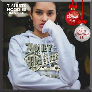 Pu&ograve; includere: Una felpa con cappuccio bianca con la scritta "Money Can't Buy Happiness But With Money You Can Have It". L'immagine include anche il testo "T-shirts, Hoodies, Transfers". Sono visibili anche due decorazioni natalizie, una con la scritta "Pride, Comfort & Joy" e l'altra con la scritta "The Perfect Christmas Gift".