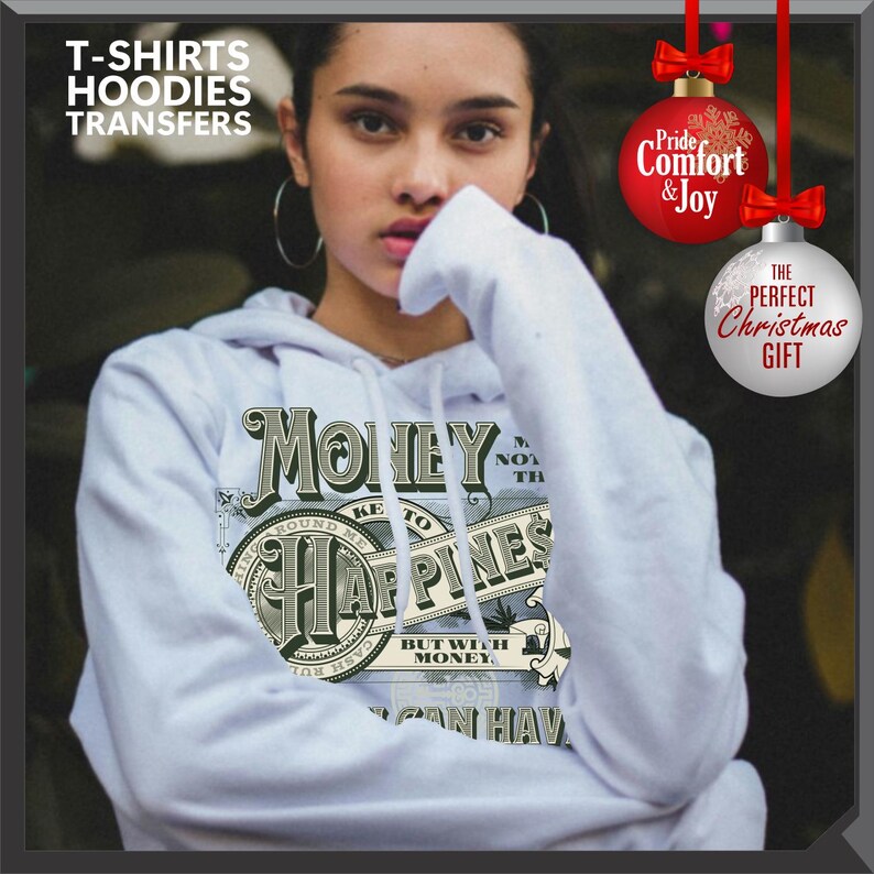 Pu&ograve; includere: Una felpa con cappuccio bianca con la scritta "Money Can't Buy Happiness But With Money You Can Have It". L'immagine include anche il testo "T-shirts, Hoodies, Transfers". Sono visibili anche due decorazioni natalizie, una con la scritta "Pride, Comfort & Joy" e l'altra con la scritta "The Perfect Christmas Gift".