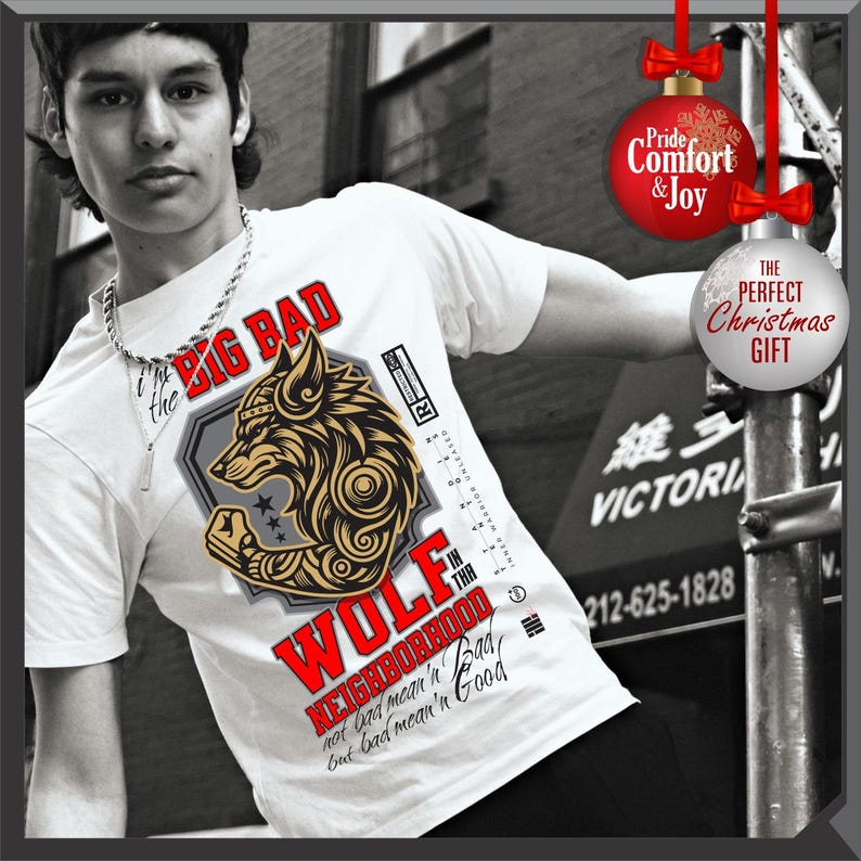 Puede incluir: Camiseta blanca con un dise&ntilde;o gr&aacute;fico de lobo. El dise&ntilde;o incluye las palabras "BIG BAD WOLF" y "NEIGHBORHOOD" en rojo, junto con el texto "not bad mean'n Bad but bad mean'n Good". La camiseta tambi&eacute;n tiene un gr&aacute;fico de la cabeza de un lobo.