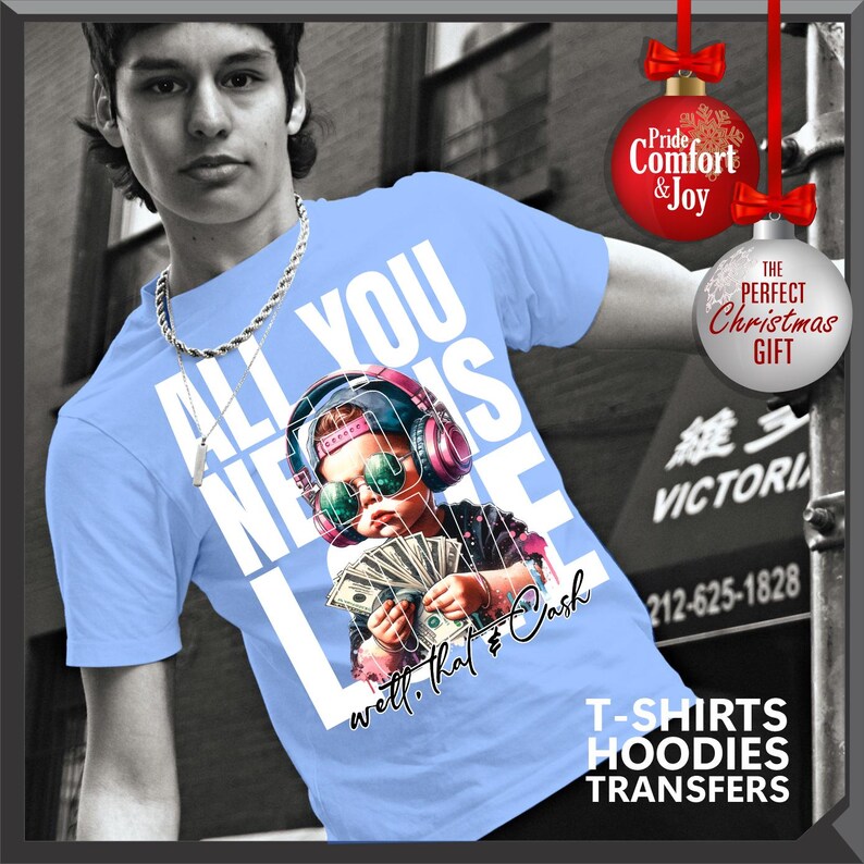 Puede incluir: Camiseta azul claro con el texto "ALL YOU NEED IS LOVE" y un gr&aacute;fico de un ni&ntilde;o con auriculares y gafas de sol, sosteniendo dinero. La camiseta tambi&eacute;n tiene el texto "well. that & Cash".