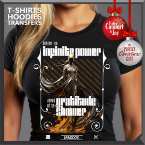 Może przedstawiać: Czarny t-shirt z grafiką przedstawiającą stylizowaną postać w powł&oacute;czystej sukni, ze słowami "infinite power" i "gratitude shower". Koszulka zawiera r&oacute;wnież tekst "T-SHIRTS HOODIES TRANSFERS" i "THE PERFECT CHRISTMAS GIFT."