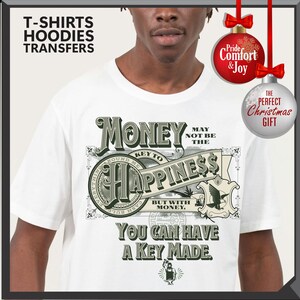 Pu&ograve; includere: T-shirt bianca con un design grafico con la parola "MONEY" e la frase "KEY TO HAPPINESS". Il design include il testo "YOU CAN HAVE A KEY MADE". La maglietta ha anche il testo "T-SHIRTS HOODIES TRANSFERS."