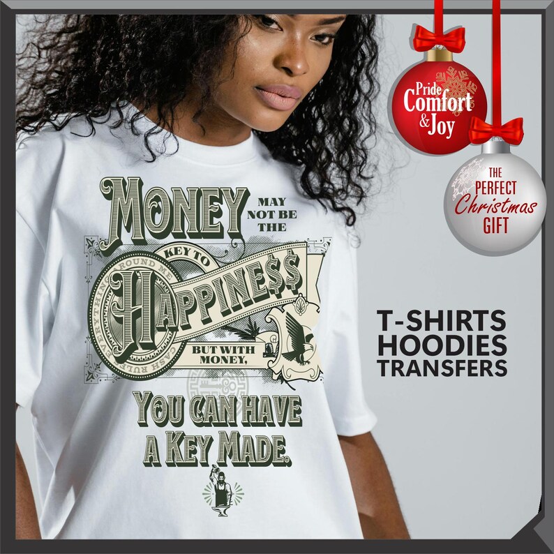 Pu&ograve; includere: T-shirt bianca con un design grafico. Il design presenta la parola "Money" sopra uno striscione che recita "Key to Happiness". Il design include simboli del dollaro e il testo "You Can Have A Key Made". Decorazioni natalizie sullo sfondo.