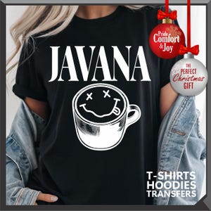 以下が含まれることがあります： 白文字で「JAVANA」と書かれた黒いTシャツ。その下に、スマイリーフェイスの白いコーヒーカップのグラフィックがあります。このシャツには「T-SHIRTS HOODIES TRANSFERS」という文字も入っています。