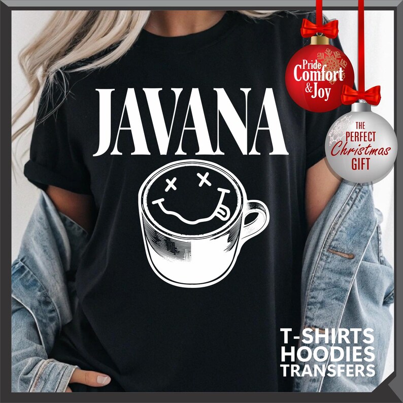 以下が含まれることがあります： 白文字で「JAVANA」と書かれた黒いTシャツ。その下に、スマイリーフェイスの白いコーヒーカップのグラフィックがあります。このシャツには「T-SHIRTS HOODIES TRANSFERS」という文字も入っています。