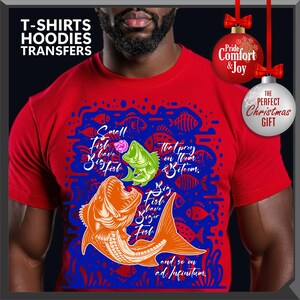 Pu&ograve; includere: T-shirt rosso con una grafica di pesce colorata e il testo "Small Fish have Big Fish Bite 'em" e "Big Fish have Bigger Fish". La maglietta ha anche il testo "and so on ad infinitum".