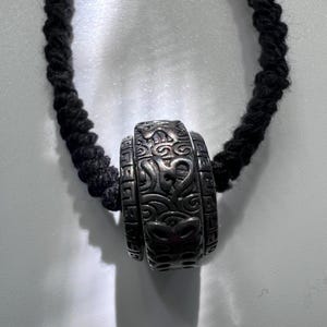 Pendentif mantra six syllabes en acier inoxydable - Fini noir rétro avec cordon en pur coton noir