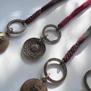 Talismán tibetano de protección, amuleto de los ocho trigramas, colgante de cobre del zodíaco chino Feng Shui, llavero con mantra, llaveros de la suerte, regalos para amigos. imagen 12