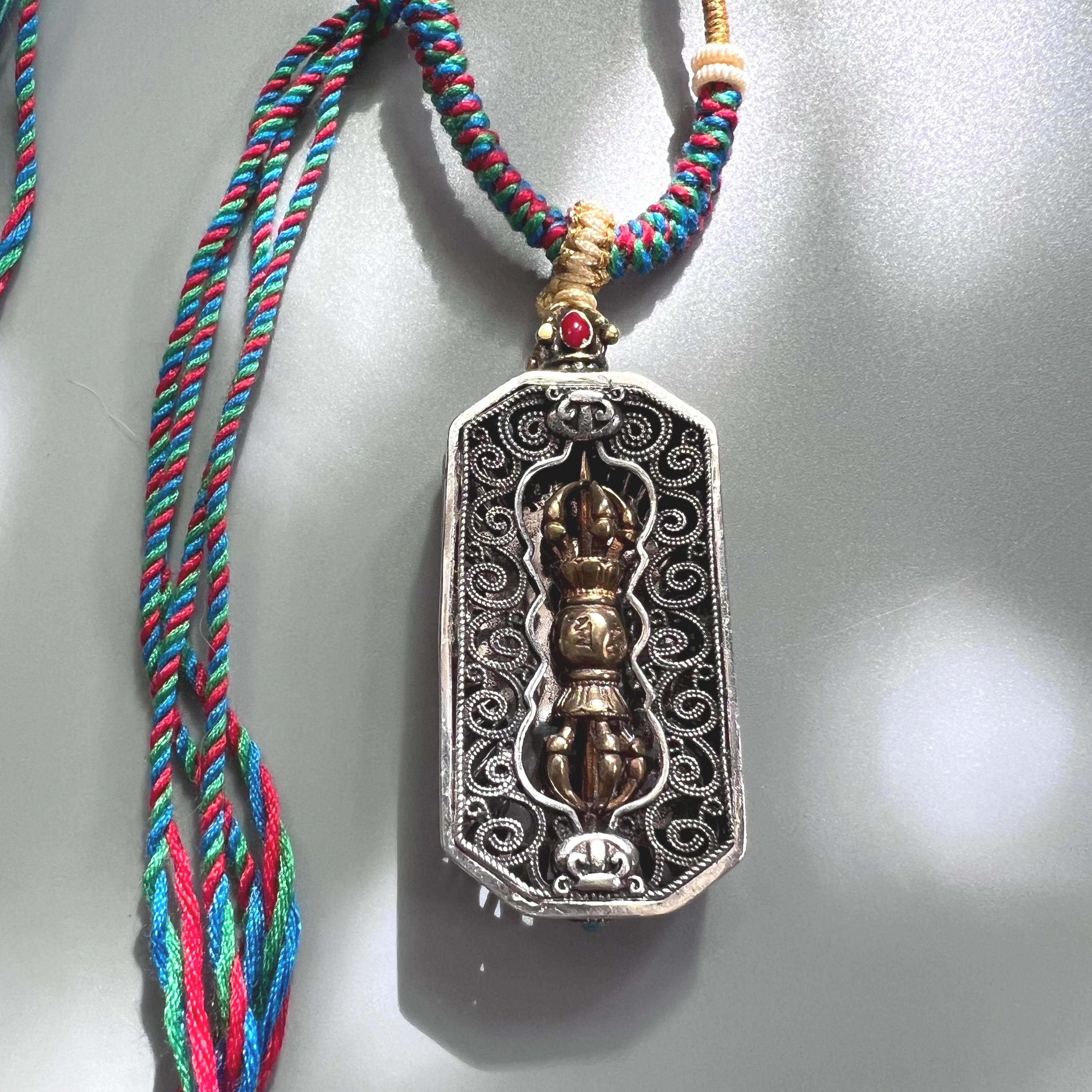 Collier pendentif lotus Om Mani Padme Hum - Bijoux mantra bouddhistes tibétains - Cadeau spirituel avec breloque fleur en argent sterling 925
