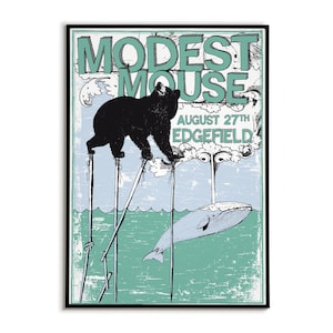 Peut inclure: Une affiche de concert vintage pour Modest Mouse, représentant un ours noir debout sur des échasses au-dessus d'une baleine bleue dans un océan turquoise. Le texte de l'affiche indique "Modest Mouse, 27 août, Edgefield".