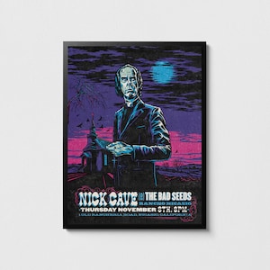 Könnte beinhalten: Ein Konzertplakat für Nick Cave and The Bad Seeds, mit einer dunklen Illustration von Nick Cave im Anzug, der vor einer Kirche steht. Das Plakat ist vor einem dunkelblauen und violetten Hintergrund mit einem Vollmond am Himmel platziert. Der Text auf dem Plakat lautet "Nick Cave and The Bad Seeds, Rancho Nicasio, Donnerstag, 8. November, 20:00 Uhr, 1 Old Rancheria Road, Nicasio, Kalifornien."