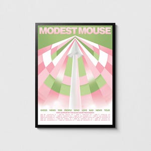 Könnte beinhalten: Ein Konzertplakat für die Band Modest Mouse. Das Plakat zeigt einen weißen Pfeil, der nach oben zeigt, vor einem Hintergrund aus geometrischen Formen in Pink und Grün. Der Text "Good News for People Who Love Bad News Tour" ist unter dem Pfeil gedruckt, zusammen mit den Tourdaten und -orten.