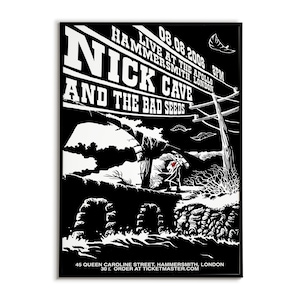 Op de afbeelding: Zwart-witte concertposter voor Nick Cave and the Bad Seeds. De poster toont een gestileerde illustratie van een boom en een figuur die door een donker bos loopt. De tekst luidt "Live at the Apollo, Hammersmith London, 08.08.2003, 8PM, Nick Cave and the Bad Seeds, 45 Queen Caroline Street, Hammersmith, London, 30€ Order at Ticketmaster.com".
