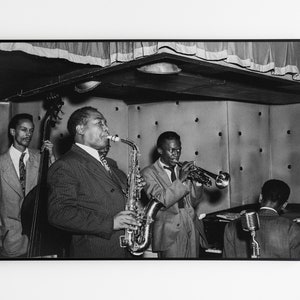 Charlie Parker, Tommy Potter, Miles Davis, Duke Jordan i Max Roach w Three Deuces, Nowy Jork - plakat czarno-biały, sztuka ścienna z legendami jazzu