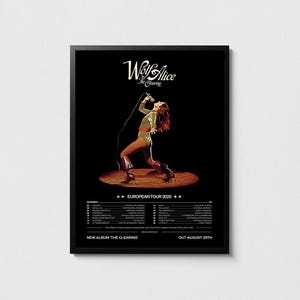 Pode incluir: Pôster emoldurado em preto da turnê europeia de 2025 do Wolf Alice. O pôster apresenta um artista em uma pose dinâmica. O texto inclui o nome da banda, as datas da turnê e os detalhes do álbum.