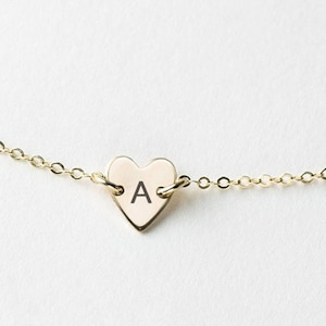 Pulsera con inicial en forma de corazón | Pulsera con letra grabada personalizada | Pulsera personalizada con inicial de nombre en oro | Regalo para dama de honor | Regalo para ella |