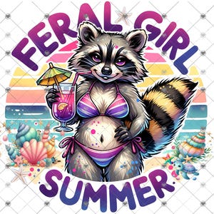 Puede incluir: Un mapache con un bikini rosa y morado y sosteniendo una bebida tropical con una sombrilla. El mapache está de pie en una playa con conchas marinas y una tortuga. El texto "Feral Girl Summer" está escrito alrededor del mapache.