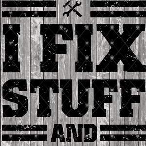 以下が含まれることがあります： 木製の背景に黒と白のグラフィックテキスト。テキストは「That's what I do I fix stuff and I know things」です。