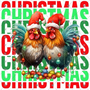 Puede incluir: Dos gallos con gorros de Papá Noel están rodeados de adornos navideños. Los gallos están de pie sobre una cama de adornos rojos, verdes y dorados. El fondo es un patrón blanco y verde con la palabra "Navidad" repetida.