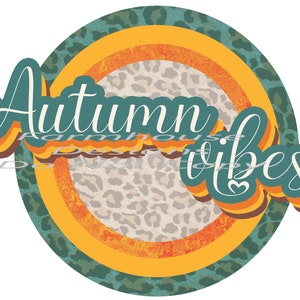 Op de afbeelding: Een tealgroene en oranje cirkel met een luipaardprint. De tekst "Autumn vibes" is geschreven in een retro-lettertype.