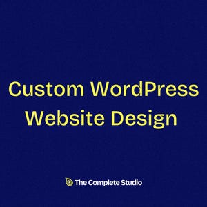 Könnte beinhalten: Ein blauer Hintergrund mit gelbem Text, der "Individuelle WordPress-Website-Gestaltung" lautet, und ein kleines Logo unten, das "The Complete Studio" lautet.