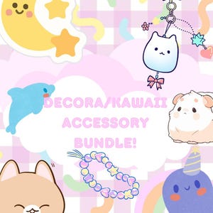 Op de afbeelding: Een Decora/Kawaii accessoirebundel met schattige cartoonfiguren, waaronder een lachende maan, een dolfijn, een kat, een hamster en een narwal. De afbeelding bevat ook een kattenbedel en een kralenarmband. De achtergrond is roze.