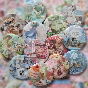 Puede incluir: Una colección de chapas circulares con varios diseños tipo collage. Los gráficos incluyen ilustraciones de pasteles, repostería, conejos, cámaras y texto en japonés. Cada chapa muestra una combinación única de colores pastel e imágenes de comida.