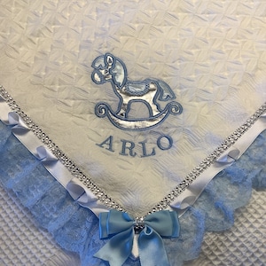 Chal de caballo balancín personalizado con volantes para bebé niño de Romany