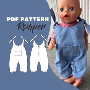 Puede incluir: Un pelele de mezclilla azul en una muñeca, con una camiseta rosa debajo. El pelele tiene un bolsillo delantero y correas anudadas. La imagen también muestra un patrón PDF para un pelele.