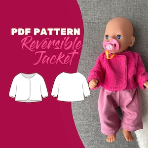 Könnte beinhalten: Eine Puppe trägt eine pinkfarbene, wendbare Jacke und Hose. Die Jacke ist aus flauschigem Material mit einem einzigen Knopfverschluss. Die Puppe hat einen Schnuller und trägt ein pinkfarbenes Outfit. Das Bild enthält auch ein Schnittmuster für eine Wendejacke.
