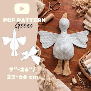 Könnte beinhalten: Ein Stoffgans-Spielzeug aus hellblau-weißem Vichy-Stoff mit beigen Kordfüßen. Das Bild enthält den Text PDF PATTERN Goose und 9-26 inches / 23-66 cm sowie Strichzeichnungen der Gans und verschiedene Nähutensilien.