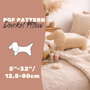 Può includere: Un cuscino a forma di bassotto beige, lungo circa 12,5-80 cm, è appoggiato su un letto. L'immagine include un disegno a tratto di un bassotto, il testo "PDF PATTERN Dachsel Pillow" e misure in pollici e centimetri.