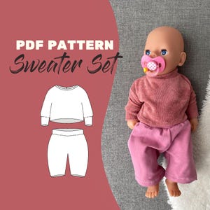 Könnte beinhalten: Eine Puppe trägt ein rosa Pullover- und Hosen-Set mit einem Schnuller. Das Bild zeigt auch eine weiße Illustration des Pullover- und Hosen-Sets mit dem Text "PDF Pattern Sweater Set" in Weiß und Schwarz.
