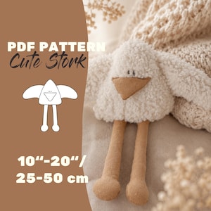 Puede incluir: Un peluche de cigüeña de tela texturizada color crema, con pico marrón y patas largas marrones. La imagen incluye el texto PDF PATTERN Cute Stork, un dibujo lineal de la cigüeña y las medidas 10-20 inches / 25-50 cm.