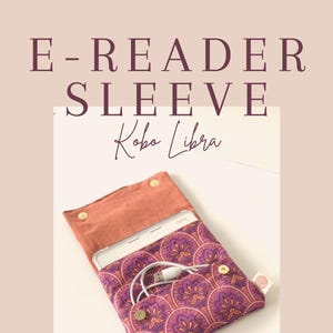 Op de afbeelding: E-reader hoes voor Kobo Libra met een paars en oranje bloemenpatroon. De hoes is open en onthult een apparaat en een witte oplaadkabel. De tekst "E-READER SLEEVE Kobo Libra" staat bovenaan.