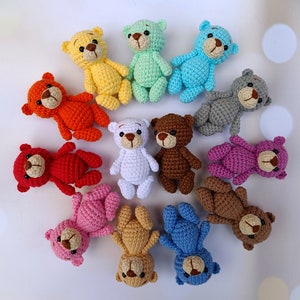 Petit ours en peluche au crochet miniature en peluche Mini animaux Ours baby showers Ours de poche Cadeau pour les enfants Cadeau d'anniversaire Jouet pour bébé 6-12 mois image 1