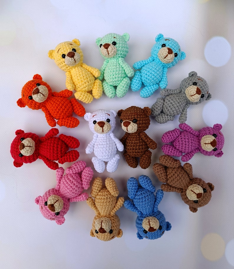 Petit ours en peluche au crochet miniature en peluche Mini animaux Ours baby showers Ours de poche Cadeau pour les enfants Cadeau d'anniversaire Jouet pour bébé 6-12 mois image 1