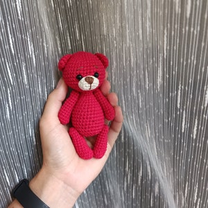 Petit ours en peluche au crochet miniature en peluche Mini animaux Ours baby showers Ours de poche Cadeau pour les enfants Cadeau d'anniversaire Jouet pour bébé 6-12 mois Rouge