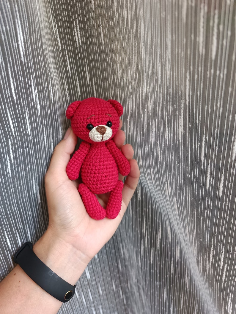 Petit ours en peluche au crochet miniature en peluche Mini animaux Ours baby showers Ours de poche Cadeau pour les enfants Cadeau d'anniversaire Jouet pour bébé 6-12 mois Rouge