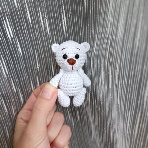 Petit ours en peluche au crochet miniature en peluche Mini animaux Ours baby showers Ours de poche Cadeau pour les enfants Cadeau d'anniversaire Jouet pour bébé 6-12 mois White