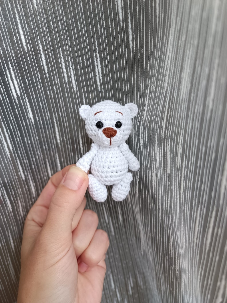 Petit ours en peluche au crochet miniature en peluche Mini animaux Ours baby showers Ours de poche Cadeau pour les enfants Cadeau d'anniversaire Jouet pour bébé 6-12 mois White