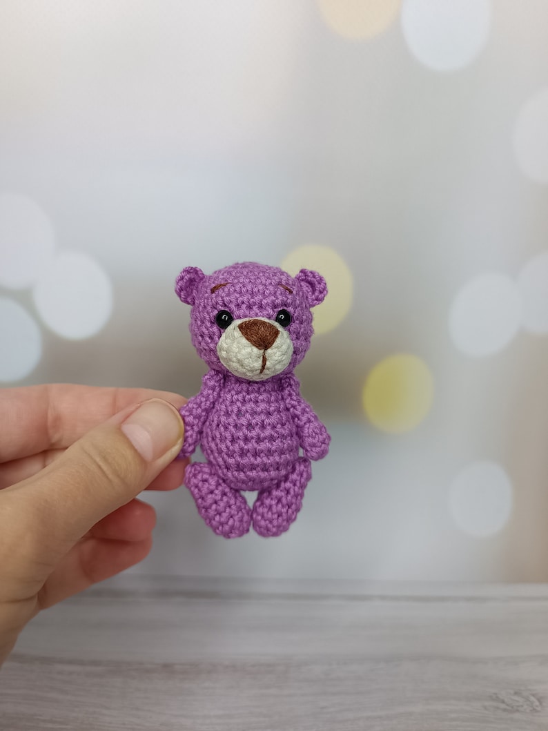 Petit ours en peluche au crochet miniature en peluche Mini animaux Ours baby showers Ours de poche Cadeau pour les enfants Cadeau d'anniversaire Jouet pour bébé 6-12 mois Violet