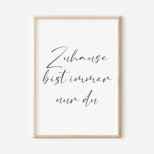 Peut inclure: Une impression d'art mural imprimable en noir et blanc avec le texte "Zuhause bist immer nur du" dans une police cursive.