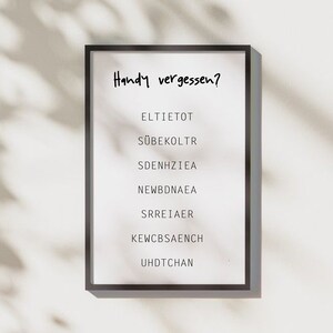May include: A black framed sign with the text "Handy vergessen?" and a list of jumbled words: ELTIETOT, S&Uuml;BEKOLTR, SDENHZIEA, NEWBDNAEA, SRREIAER, KEWCBSAENCH, UHDTCHAN.