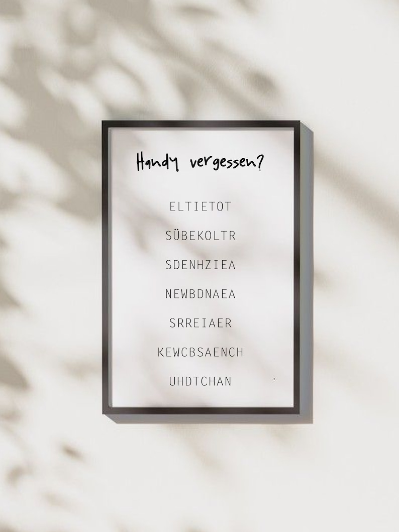 May include: A black framed sign with the text "Handy vergessen?" and a list of jumbled words: ELTIETOT, S&Uuml;BEKOLTR, SDENHZIEA, NEWBDNAEA, SRREIAER, KEWCBSAENCH, UHDTCHAN.