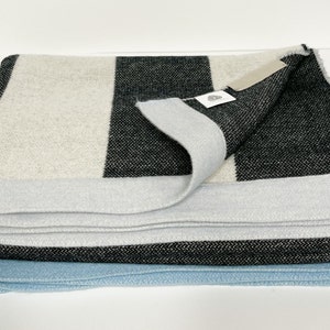 Bardzo miękki, wysokiej jakości, prążkowany koc/narzuta z wełny merynosów Wyprodukowano na Litwie 130 cm*180 cm (51&quot;- 70&quot;)