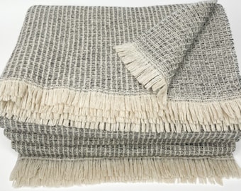 Jeté nid d'abeille extra doux de haute qualité gris-beige en laine mérinos extra-fine avec franges teintées fabriqué en Lituanie