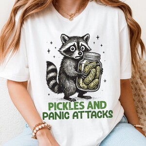 Pickles und Panikangriffe Shirt, lustiges Shirt für psychische Gesundheit, Retro Waschbär Angst Meme Pullover, Retro Waschbär Hoodie, sarkastisches Waschbär T-Shirt